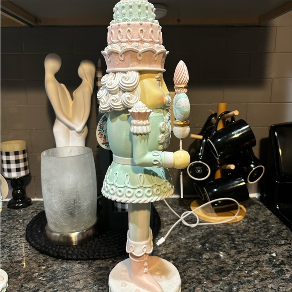 Large pastel nutcracker (new) - Picture 4 of 5